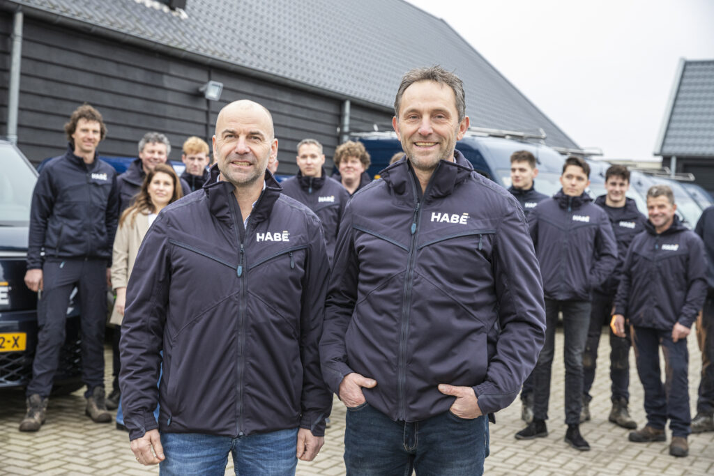 Hans en Bertus van Ginkel met alle medewerkers van HABÉ