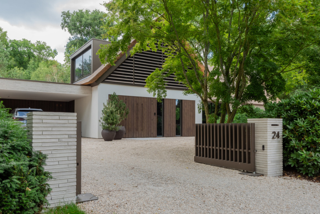 Elegante villa met rieten kap in Blaricum